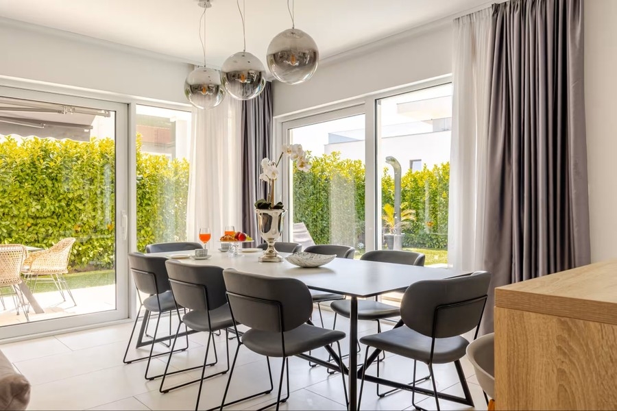 Esstisch mit Blick in den Garten
