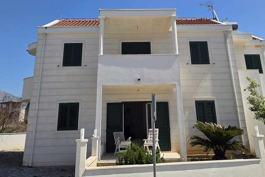 Haus mit vier Wohnungen am Strand auf der Insel Hvar