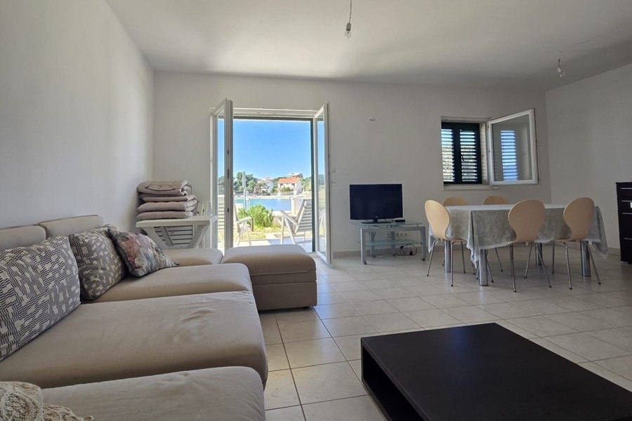 Wohnzimmer mit Sofa und Blick nach draußen
