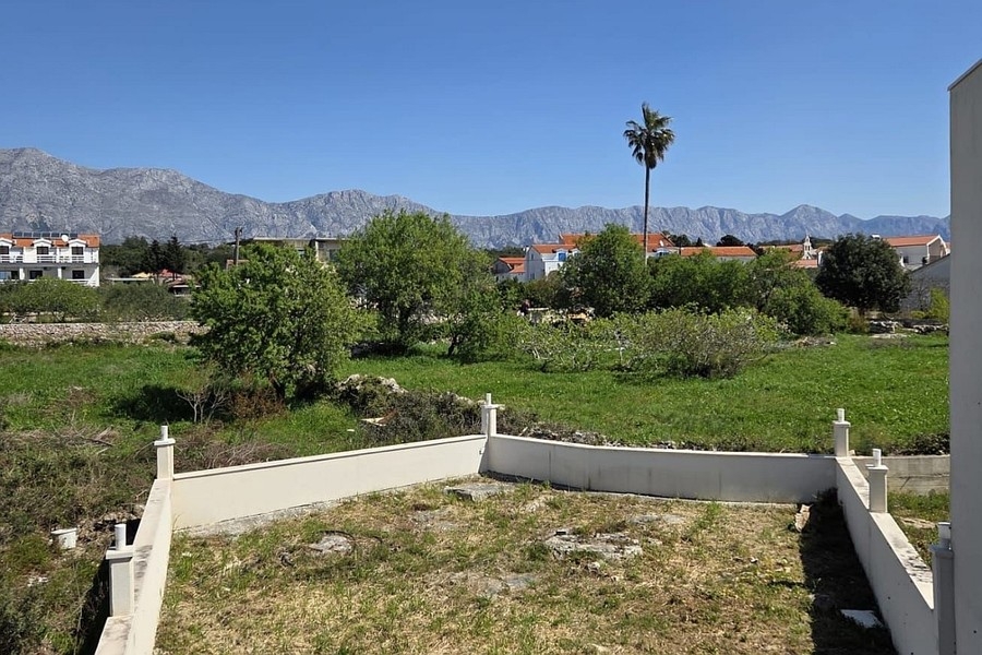 Garten hinter dem Haus mit Bergblick