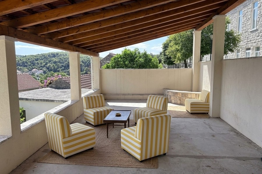 Loggia mit Sitzgruppe und Blick ins Grüne