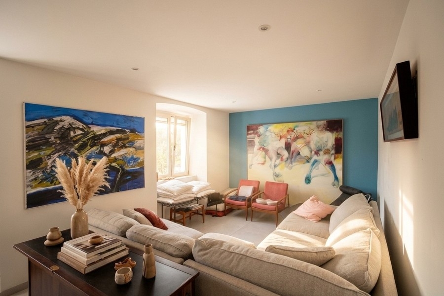 Wohnzimmer mit Sofa und Kunstwerken