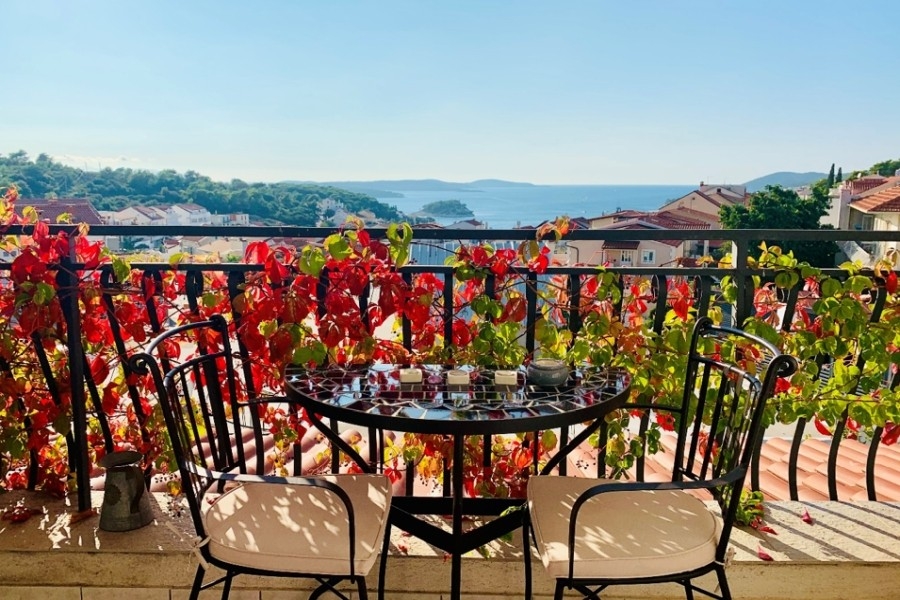 Haus mit Pool und Meerblick in Hvar-Stadt, Balkon mit Blumen