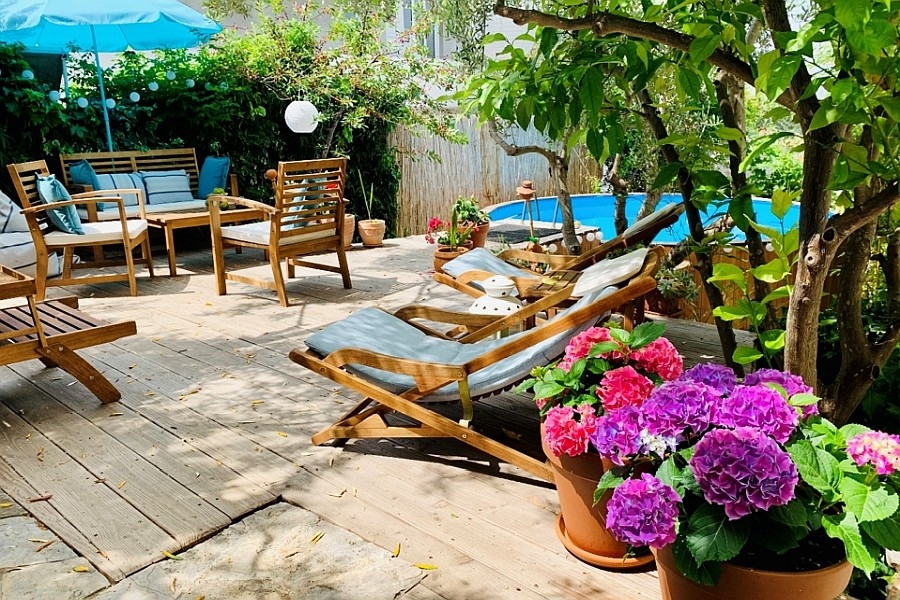 Gartenterrasse mit Liegestühlen