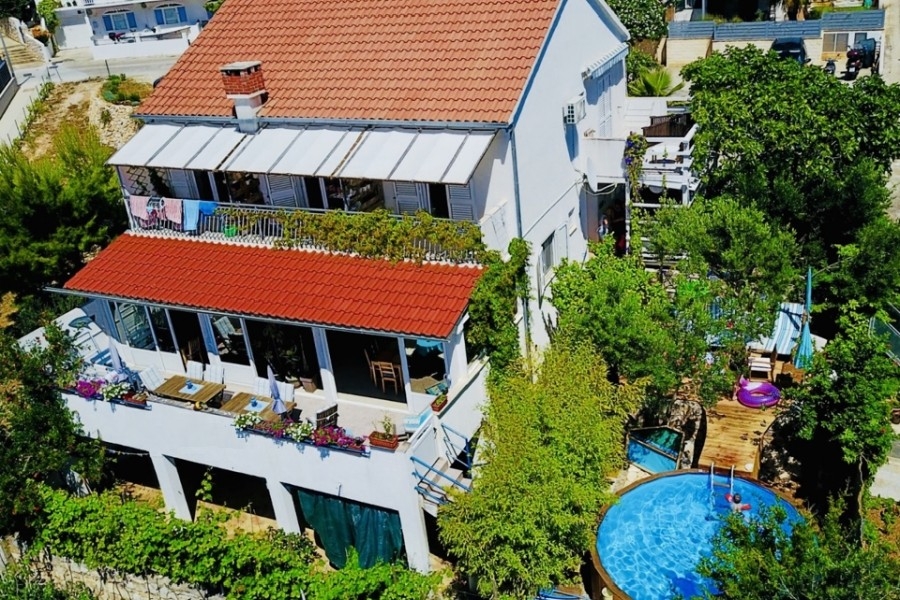 Haus mit Terrassen und Pool von oben