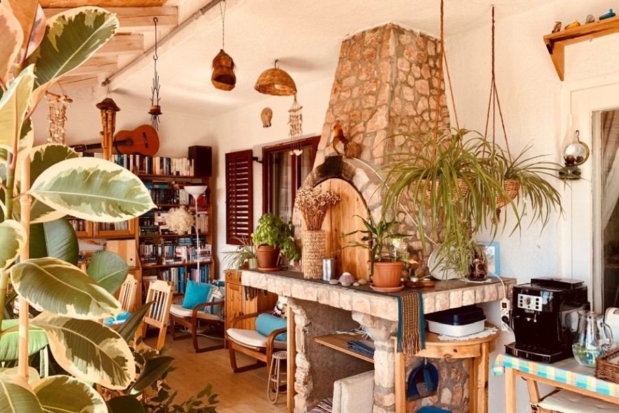 Küche mit Essbereich im Boho-Stil