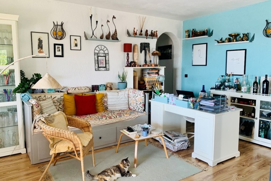 Wohnzimmer mit Sofa und Schreibtisch