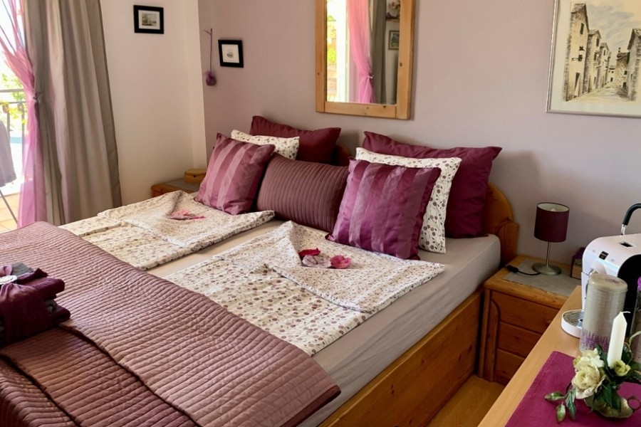 Schlafzimmer mit Doppelbett