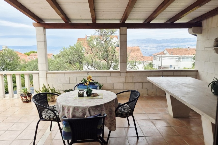Steinhaus mit Meerblick in Supetar, Terrasse mit Sitzplatz