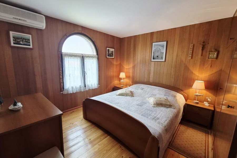 Schlafzimmer mit Holzverkleidung