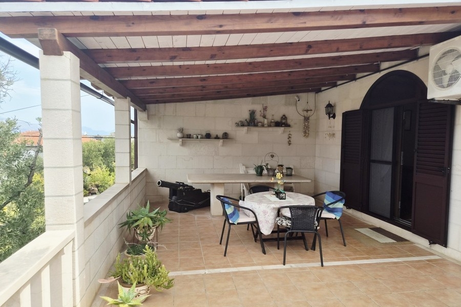 Überdachte Terrasse mit Esstisch