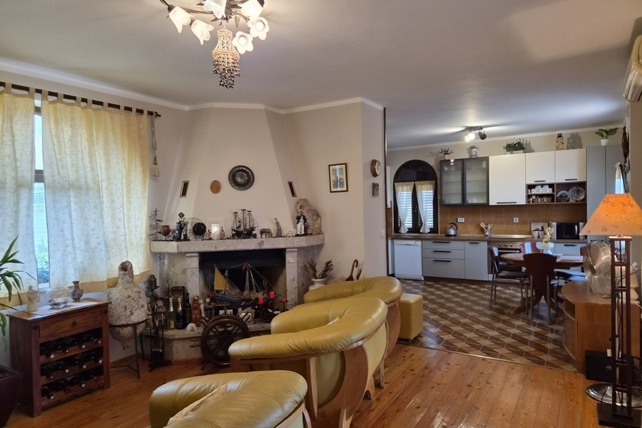Wohnzimmer mit Kamin und Ledersofas