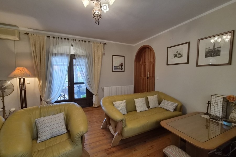 Wohnzimmer mit Sofa und Fenstertür