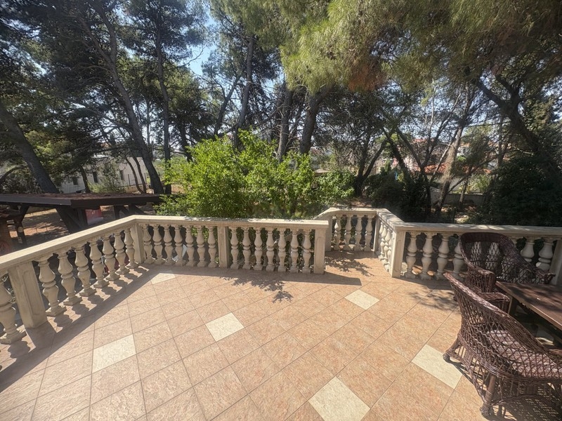 Große Terrasse mit Blick in den Garten