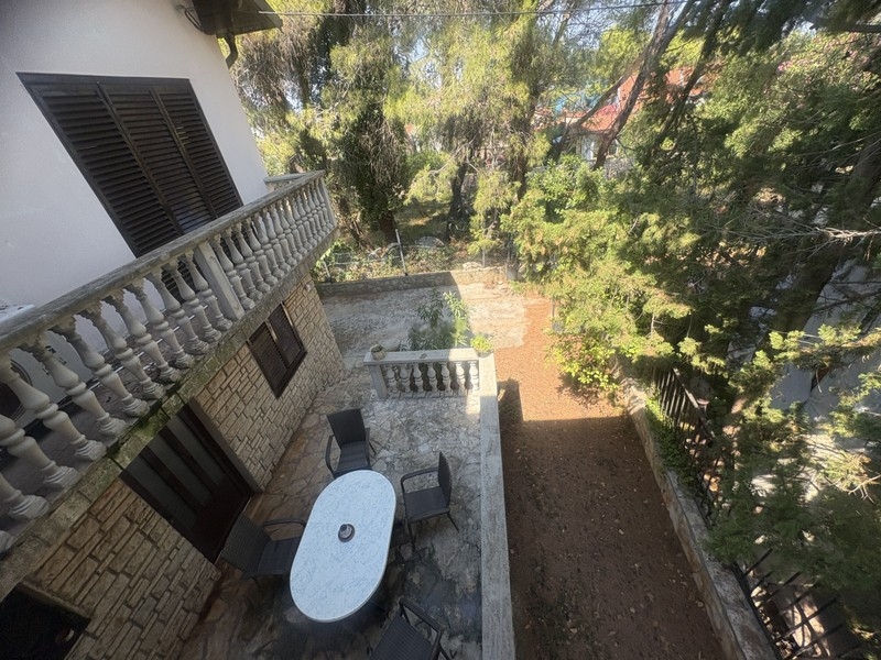 Blick vom Balkon auf den Hof