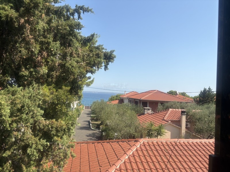 Blick vom Balkon über die Dächer auf das Meer