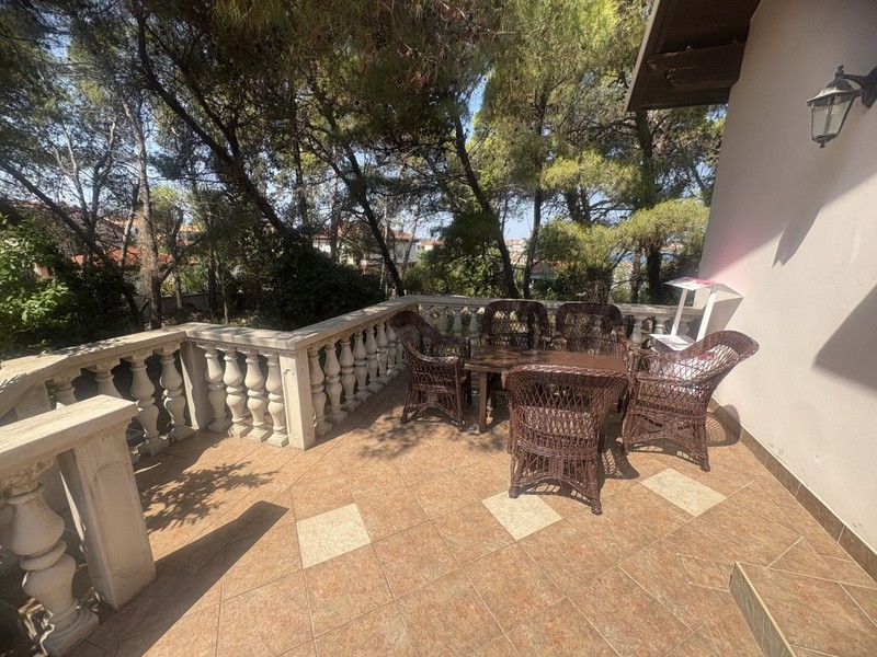 Terrasse mit Balustrade und Sitzgruppe