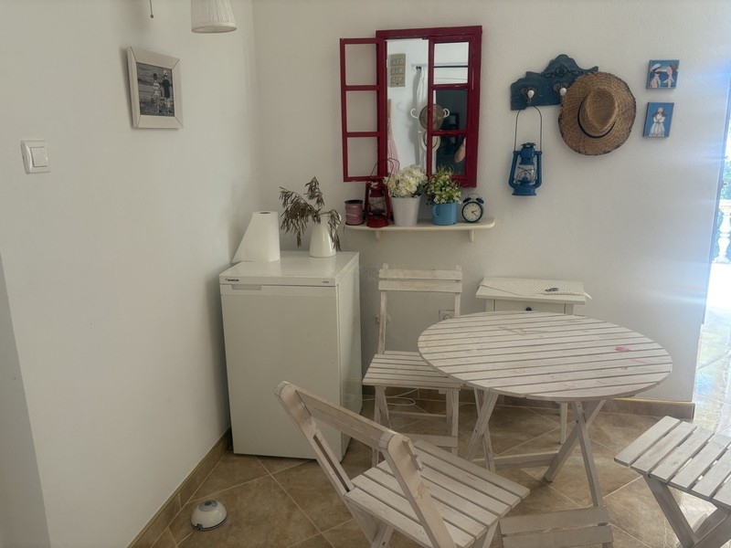Sitzecke mit weißem Tisch und Stühlen
