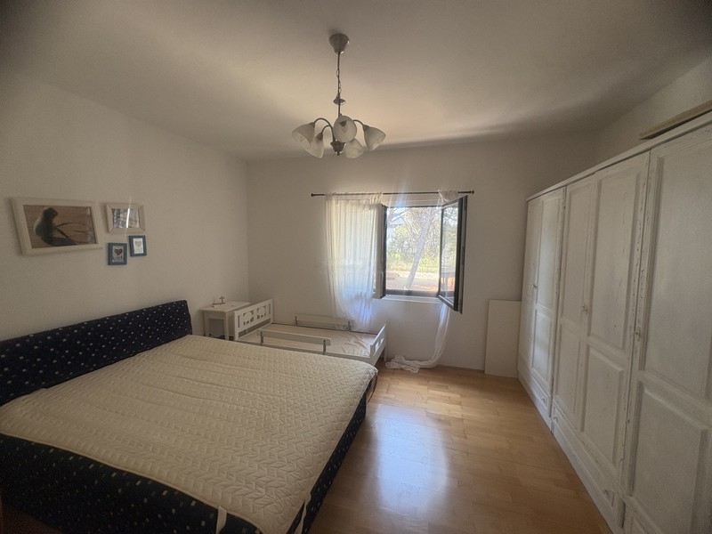 Schlafzimmer mit großem Einbauschrank