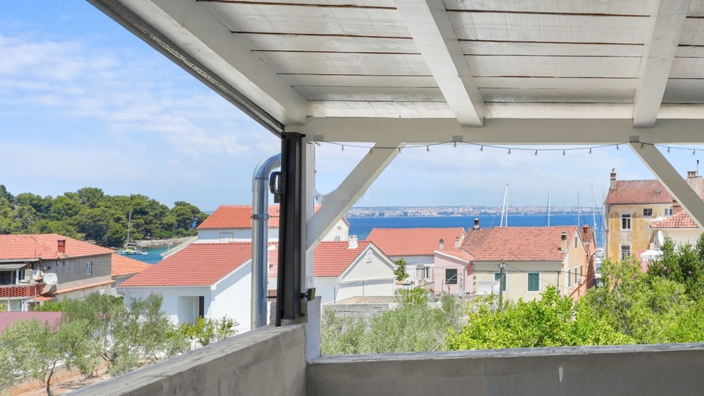 Haus mit drei Wohnungen und Meerblick in Preko, Insel Ugljan