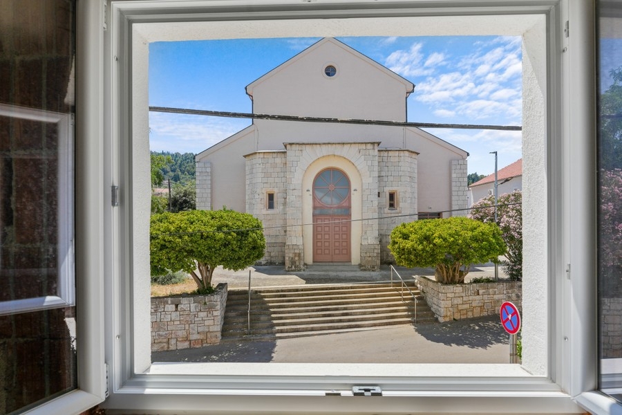 Blick aus dem Fenster auf die Kirche