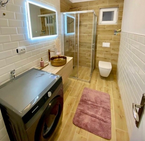 Badezimmer mit Dusche und Waschmaschine