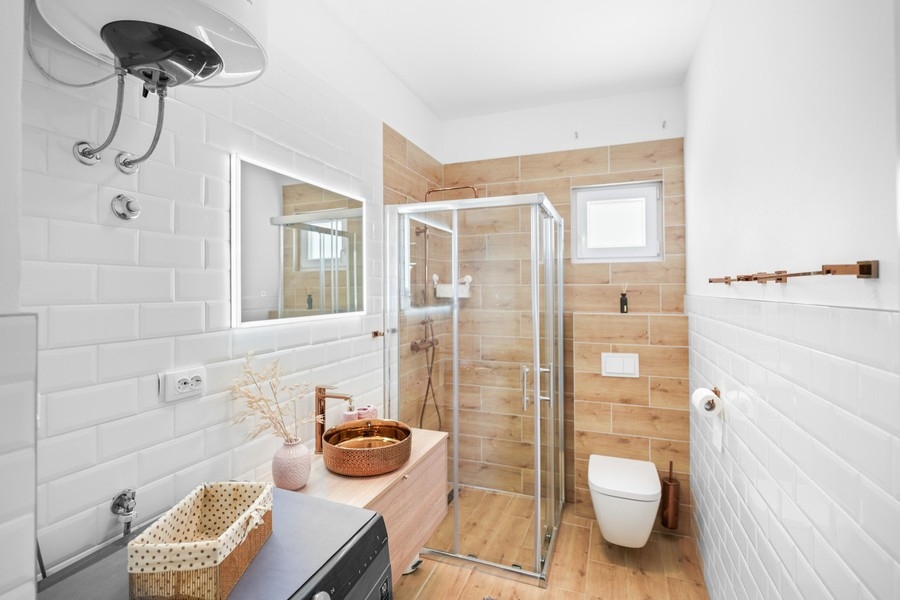 Badezimmer mit Dusche und Waschtisch