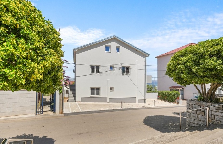 Hausfassade mit Eingangstor