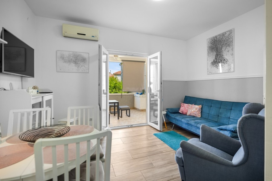 Wohnzimmer mit Zugang zur Terrasse
