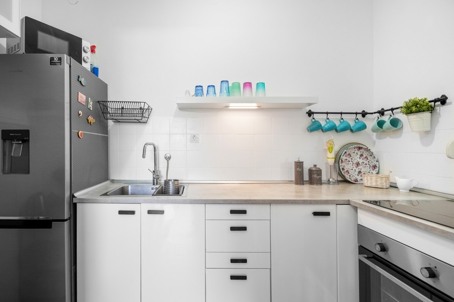 Küche mit Kühlschrank und Backofen
