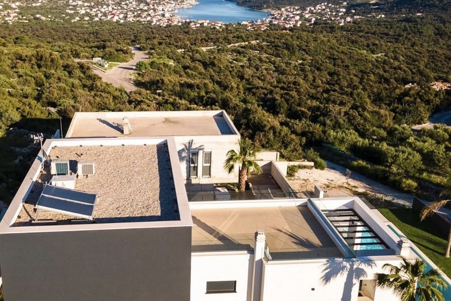 Swimmingpool vor der überdachten Terrasse der Villa