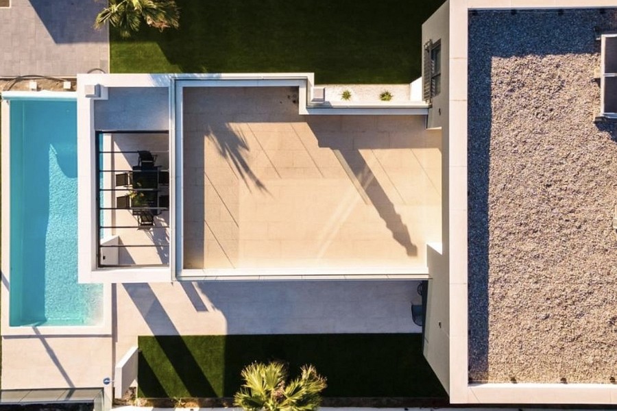Draufsicht auf Pool, Terrasse und Garten der Villa