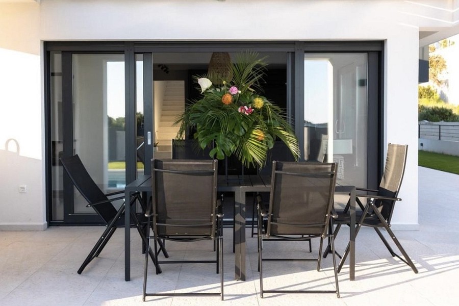 Essbereich auf der überdachten Terrasse am Pool