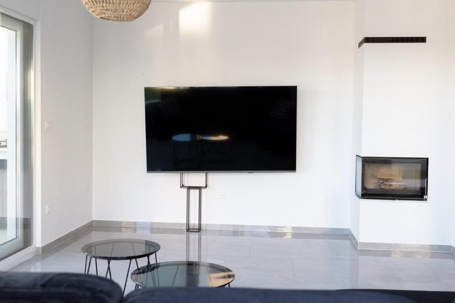 Wohnzimmer mit Kamin und großem Fernseher