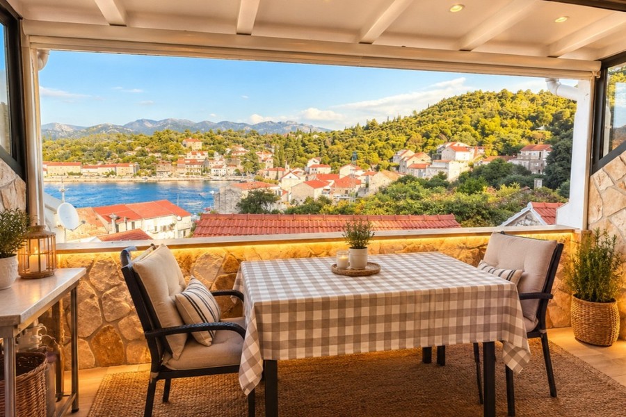 Überdachte Terrasse mit Esstisch und Meerblick