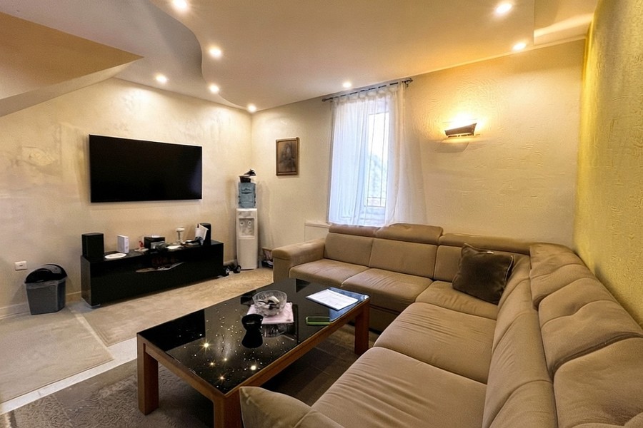 Wohnzimmer mit Ecksofa und Fernseher