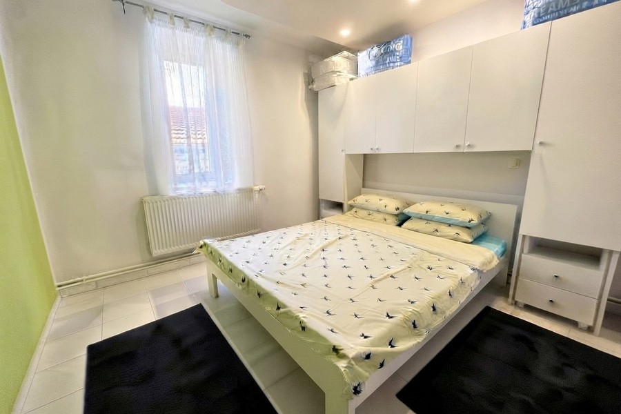 Schlafzimmer mit Doppelbett und Einbauschrank