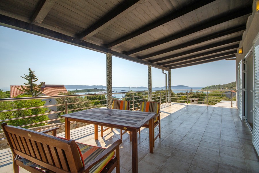 Terrasse der zweiten Villa mit Sitzgruppe und Meerblick