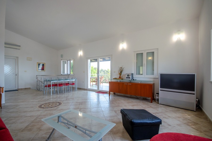 Wohnzimmer mit Essbereich in der zweiten Villa