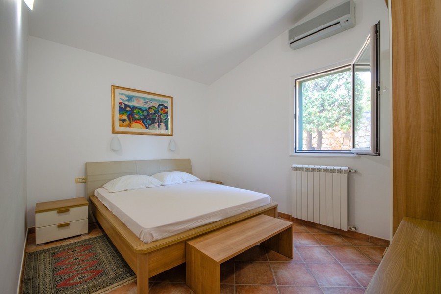 Helles Schlafzimmer mit Doppelbett