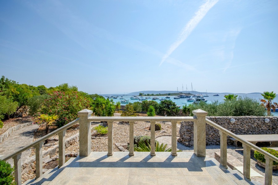 Terrasse mit Balustrade und Blick auf die Bucht