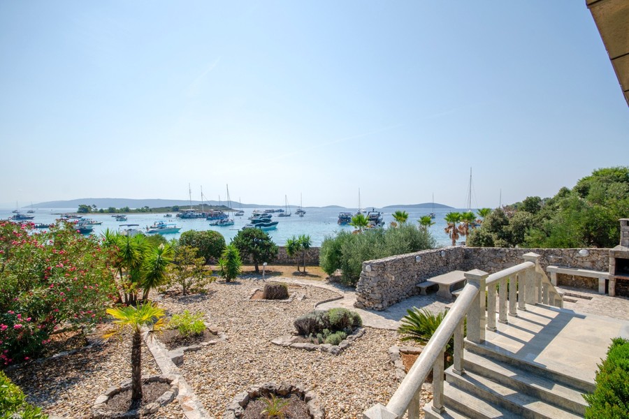 Garten mit Palmen und Blick auf das Meer