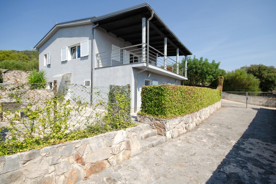 Zweite Villa mit überdachter Terrasse im Obergeschoss
