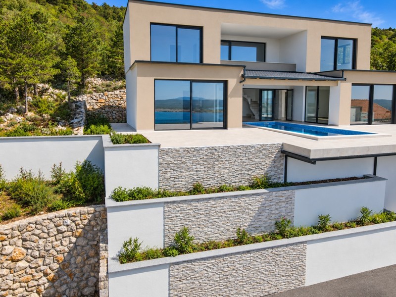 Terrassen der Villa mit Natursteinmauern