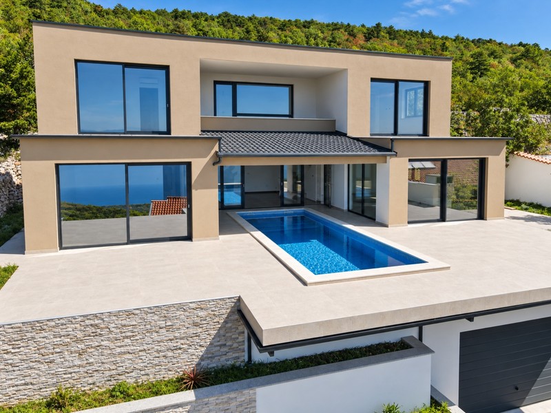 Außenansicht der Villa mit Pool und Terrasse