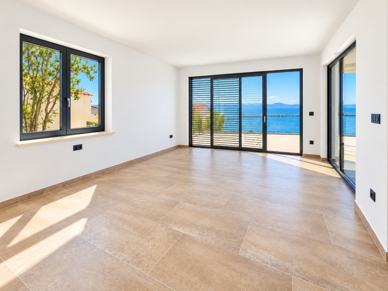 Helles Zimmer mit Schiebetür zur Terrasse