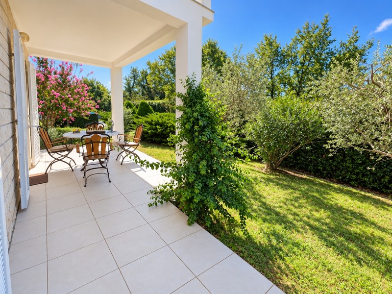 Überdachte Terrasse mit Sitzplatz am Garten