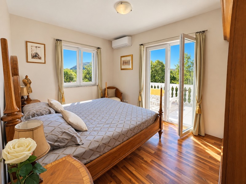 Schlafzimmer mit Doppelbett und Balkontür