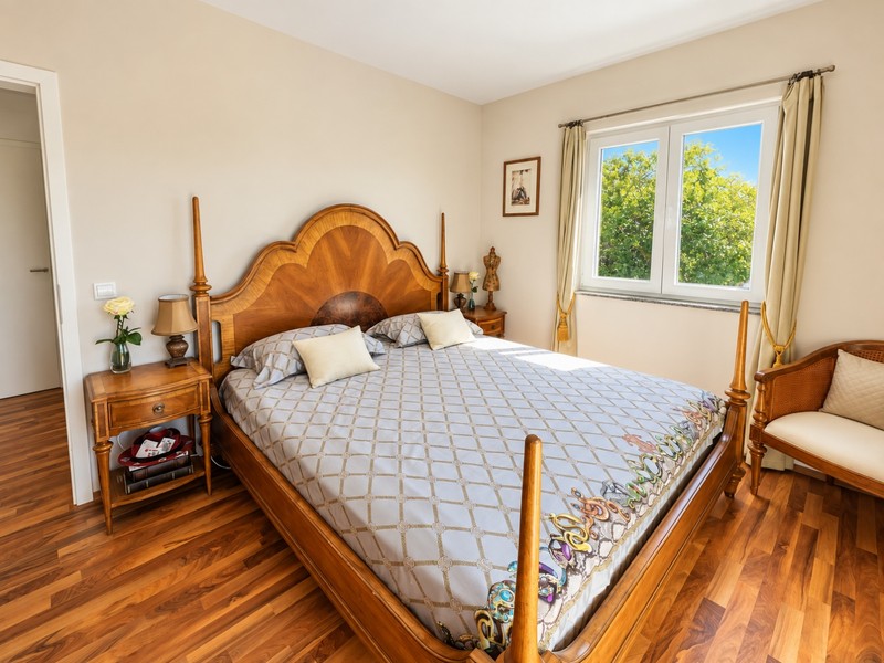 Schlafzimmer mit Holzbett