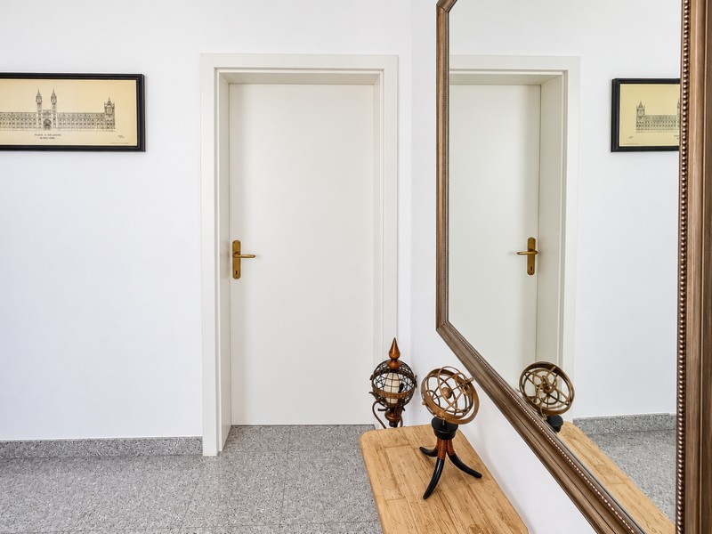 Flur mit großem Wandspiegel